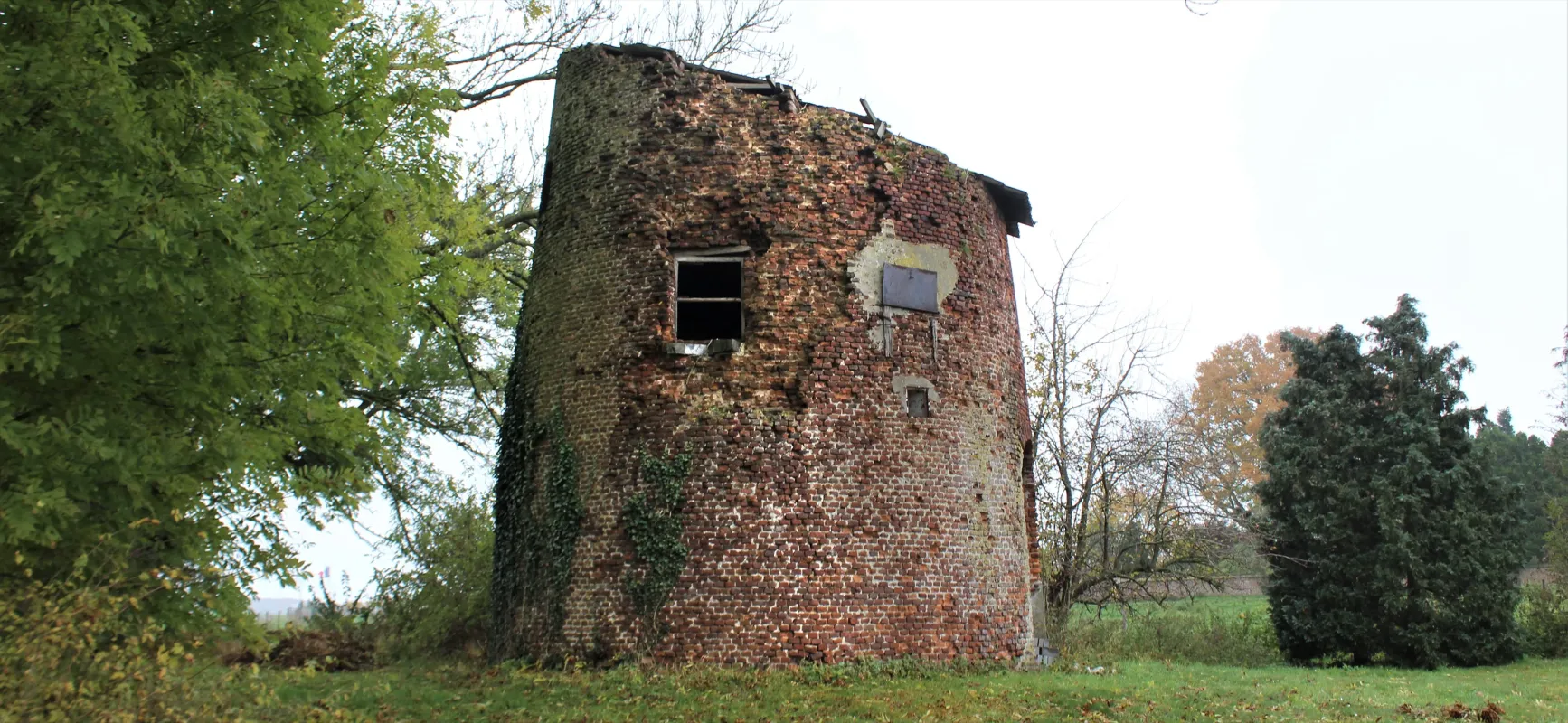 Moulin Moustache Moulin de Briques